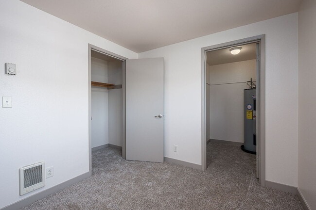 Building Photo - Affordable, Attractive 2-bed in a small Complex