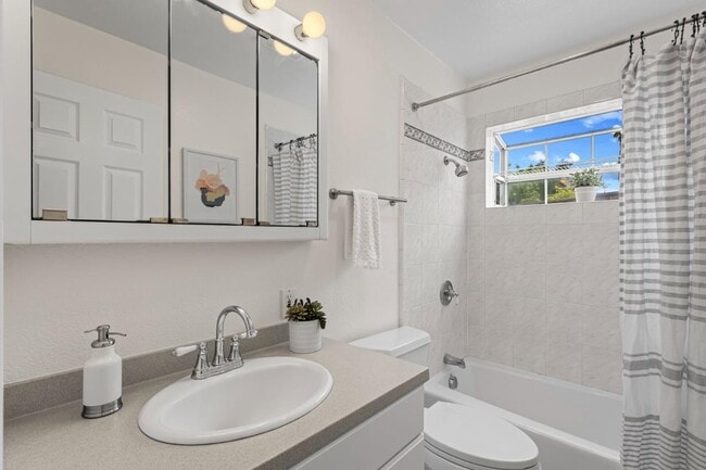 Building Photo - 464 Edelweiss Dr