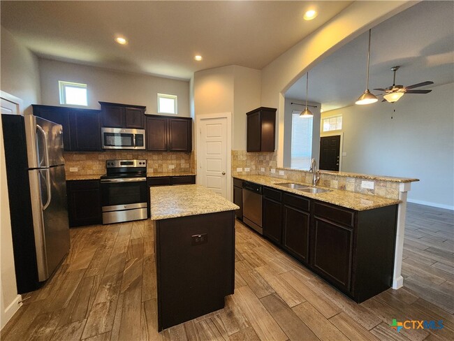 Building Photo - 565 Creekside Frst