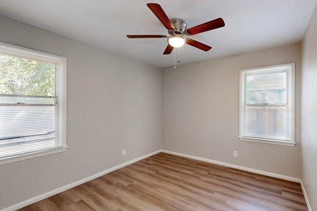 Building Photo - Charming 2-Bedroom Cottage with Big Backyard