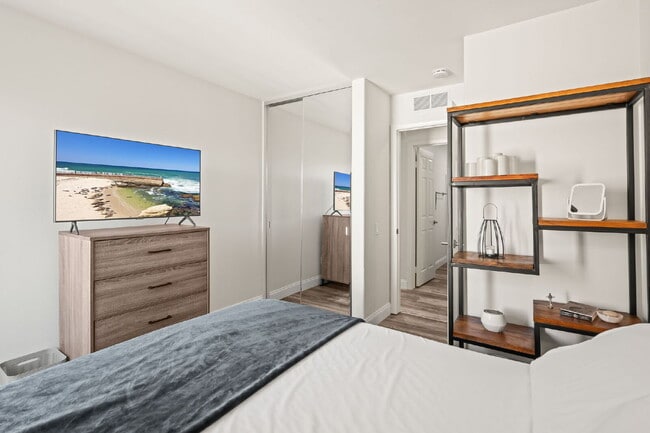 Building Photo - Fully Furnished 3BR/2BA Condo with Vaulted Ceilings, Close Proximity to UCSD and Medical Centers!...