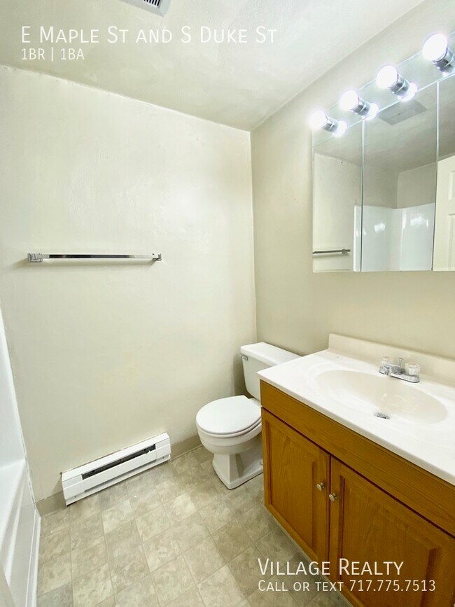 Building Photo - 461 E Maple St