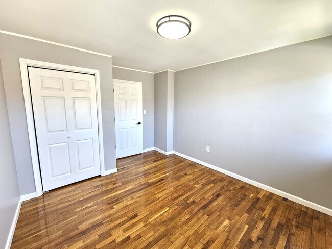 Building Photo - 1256 Waverly Place