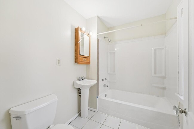 Building Photo - 661 Surrey Ave E