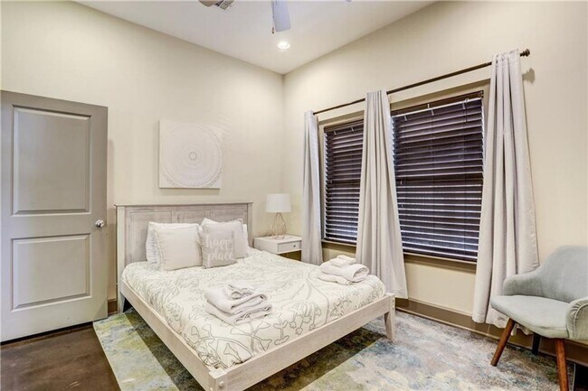 Building Photo - 602 W N Loop Blvd