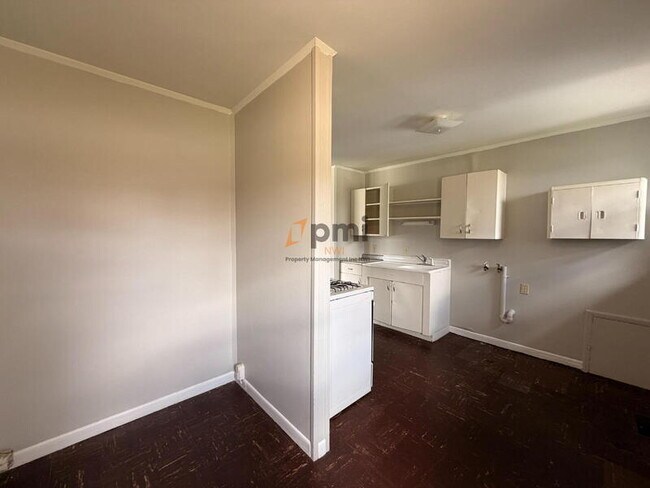 Building Photo - 3003 Oakdale Ave