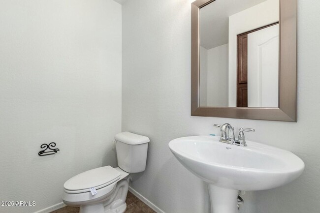 Building Photo - Beautiful 3 bedroom plus den, 2.5 bath hom...