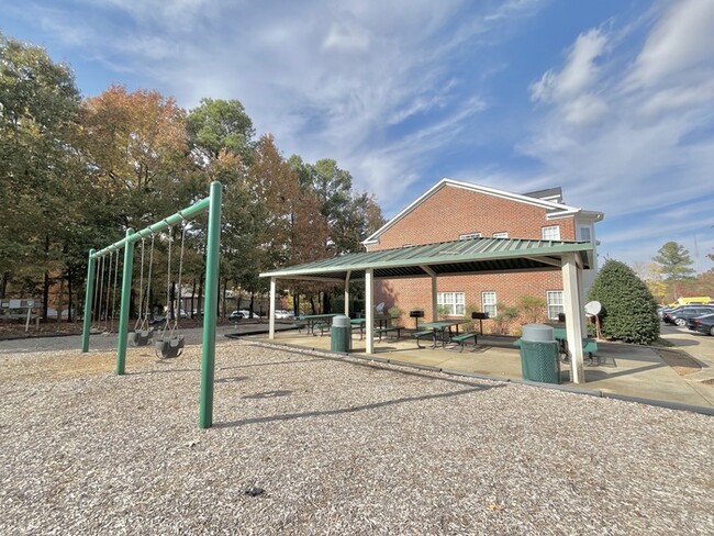 Building Photo - 2 Bed 2 Bath SPACIOUS Town Home! LOCATION LOCATION LOCATION!