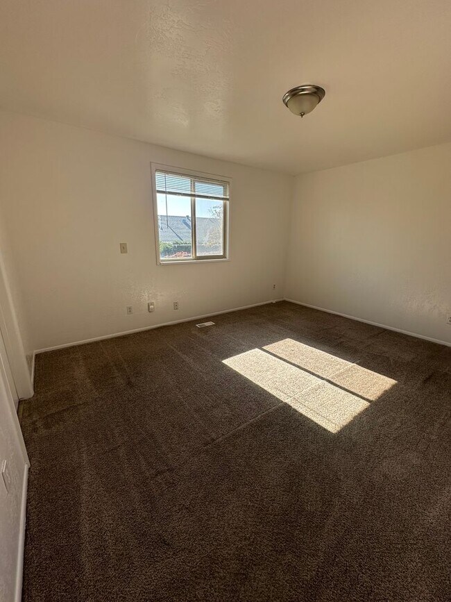 Building Photo - Beautiful 4-Bedroom, 2-Bath Home with Classic Layout and Large Yard