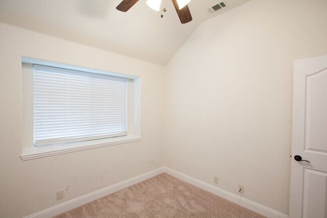 Building Photo - 517 Kelvington Dr