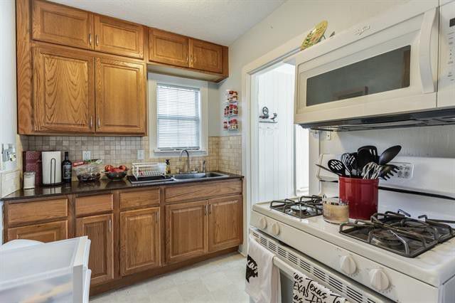 Kitchen - 4201 Pershing Avenue