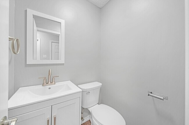 Building Photo - 1216 Lake View Dr