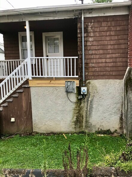 Outside to entry. - 77 1/2 N High St