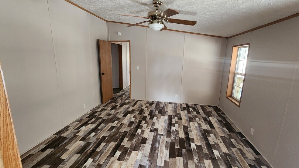 Building Photo - 433 N Crotty Ln