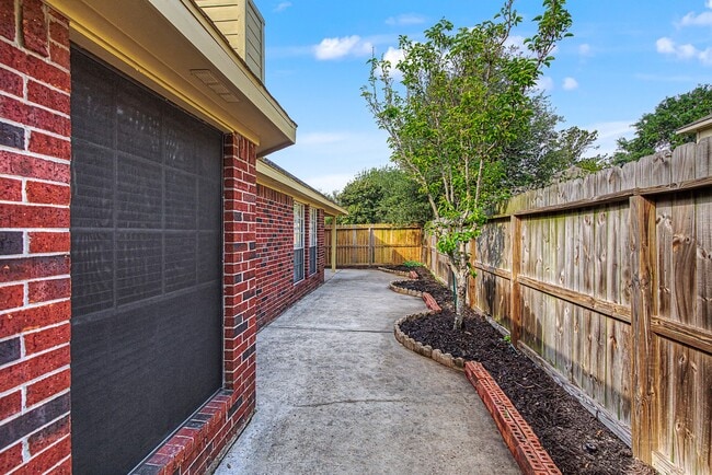 Building Photo - 2126 Highland Bay Ct
