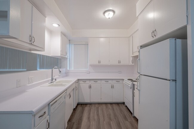 Building Photo - Spacious 1 bed 1 bath apartment in Santa Monica! ** 1 GARAGE PARKING SPACE INCLUDED!**