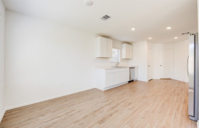 Building Photo - 17827 Pemswood Dr