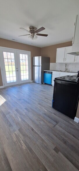 Building Photo - 404 E 3rd Dr S