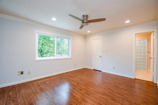 Building Photo - 201 Vanderpool Ln