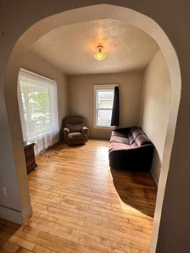 Building Photo - 4 Bed Room 2 Bath Big Yard