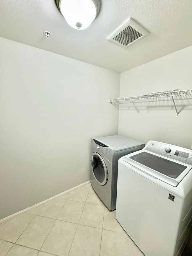 Building Photo - 12336 Hollyhock Dr