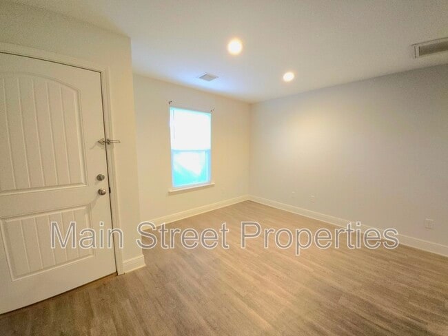 Building Photo - 313 N Navy Blvd