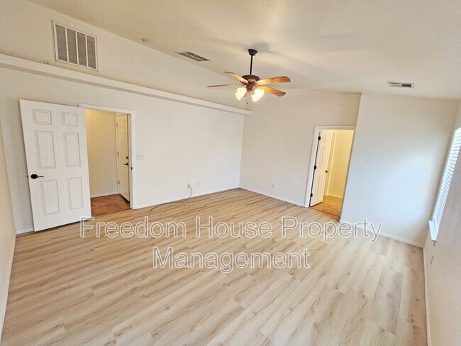 Building Photo - 3120 E Easy St