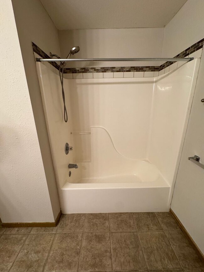Building Photo - 5009-5011 Alpine Ridge Dr.