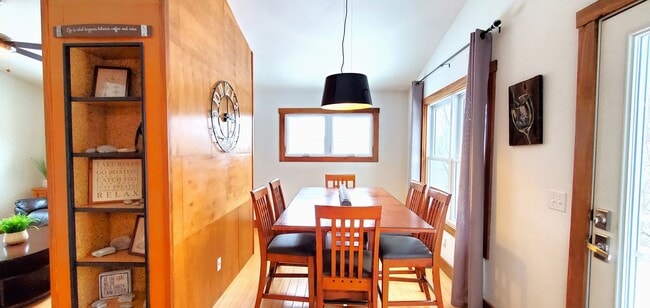 Building Photo - Fully Furnished Monthly Off-Season Gem!