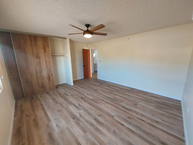 Building Photo - 2 Bedroom with 4-Car Garage in Downtown JT!