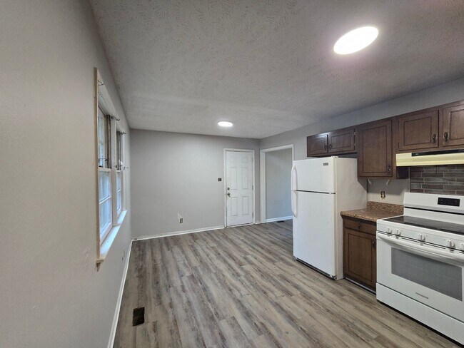 Building Photo - 745 Rustland Dr