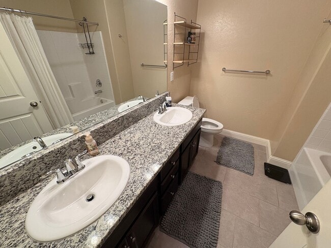 Building Photo - 3 bedroom, 2 bathroom home for rent in Southeast Visalia