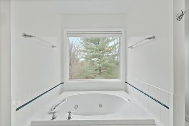 Building Photo - Silverton- Meticulous 4+ bedroom, 5ba, 2 car