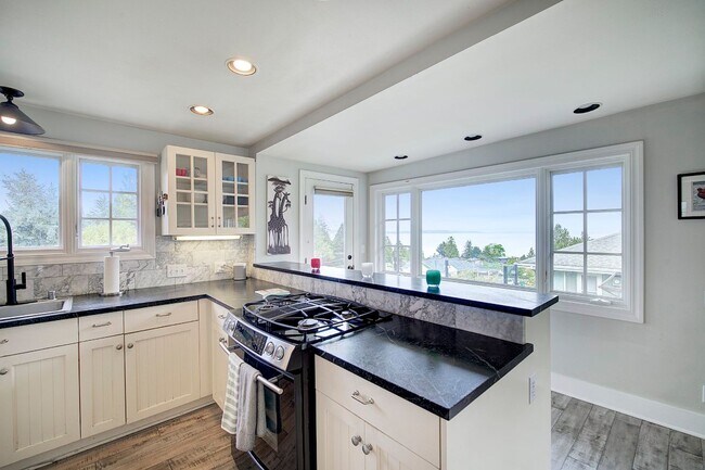 Building Photo - 3 bedroom 2.5 View Property Beach Access  ...