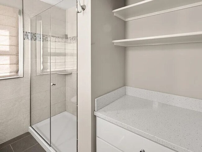 Building Photo - Modern Comfort on East Terrace — Perfect for Families or Professionals