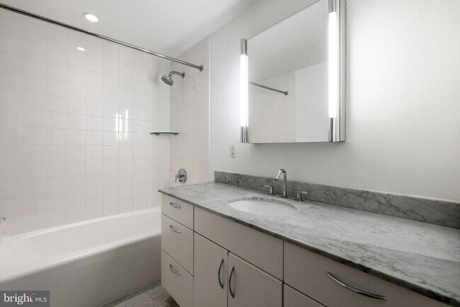 Building Photo - 219 S 18th St