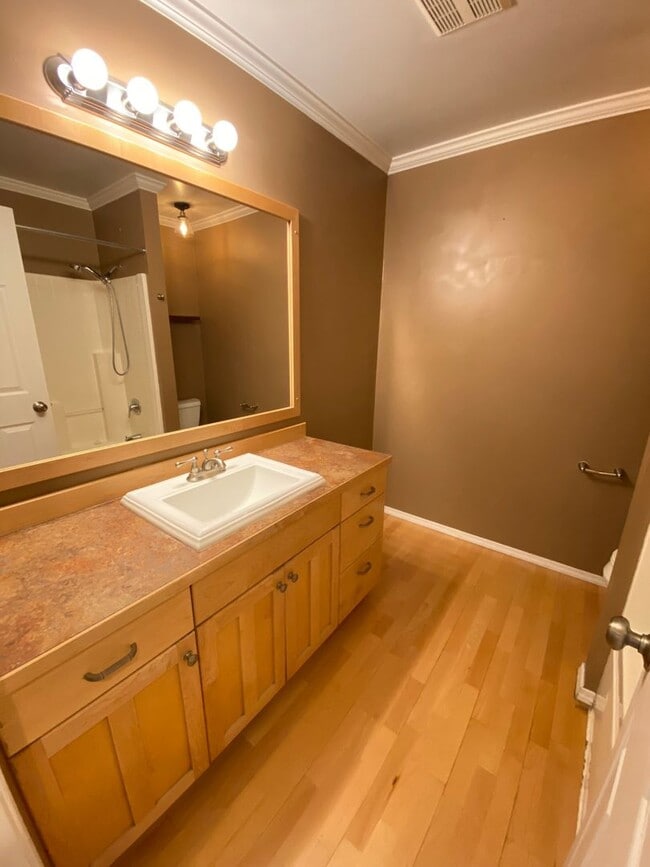 Building Photo - Beautiful 3 Bedroom Home with Custom Touches!