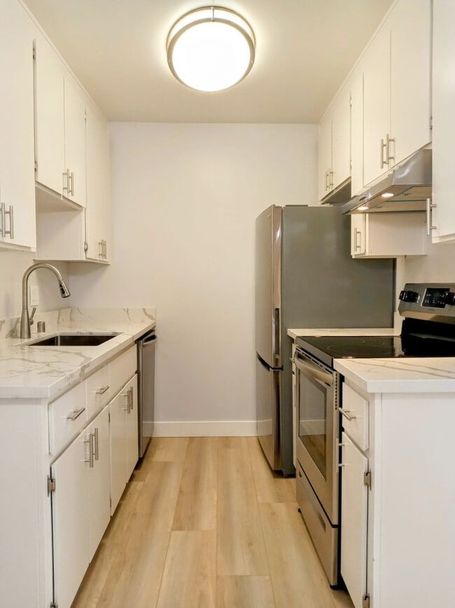 Building Photo - Refurbished Second Floor 1bd Condo With Pool & In-unit Laundry