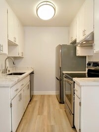 Building Photo - Refurbished Second Floor 1bd Condo With Pool & In-unit Laundry