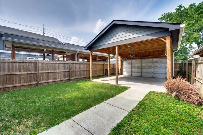 Building Photo - Stunning 3BE/3BA in one of Nashville's hot...