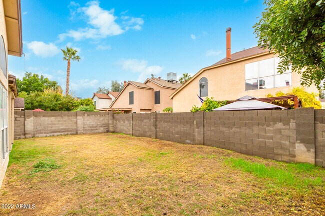 Building Photo - 509 E Rimrock Dr