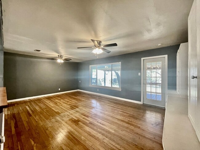 Building Photo - 4 Bedrooms in Oak Heights