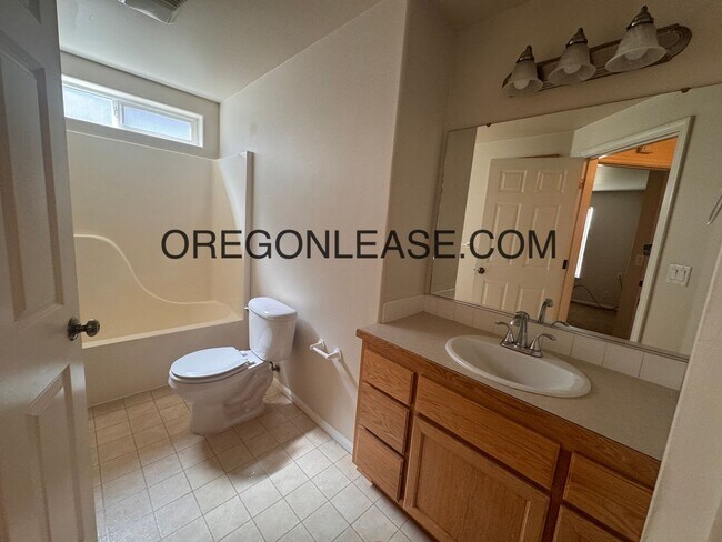 Building Photo - West Eugene 3 bedroom 2 bath home