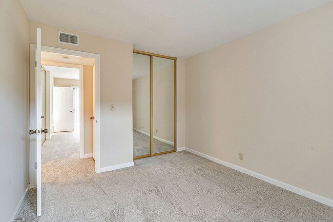 Building Photo - 2 Bedroom, 2 Bath Home with Bonus Room
