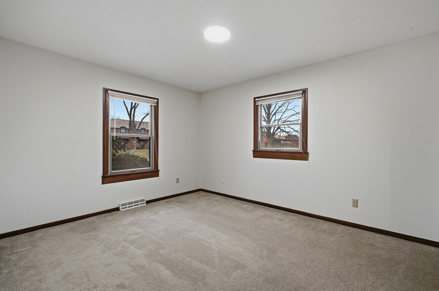 Building Photo - 4554 Sandringham Dr