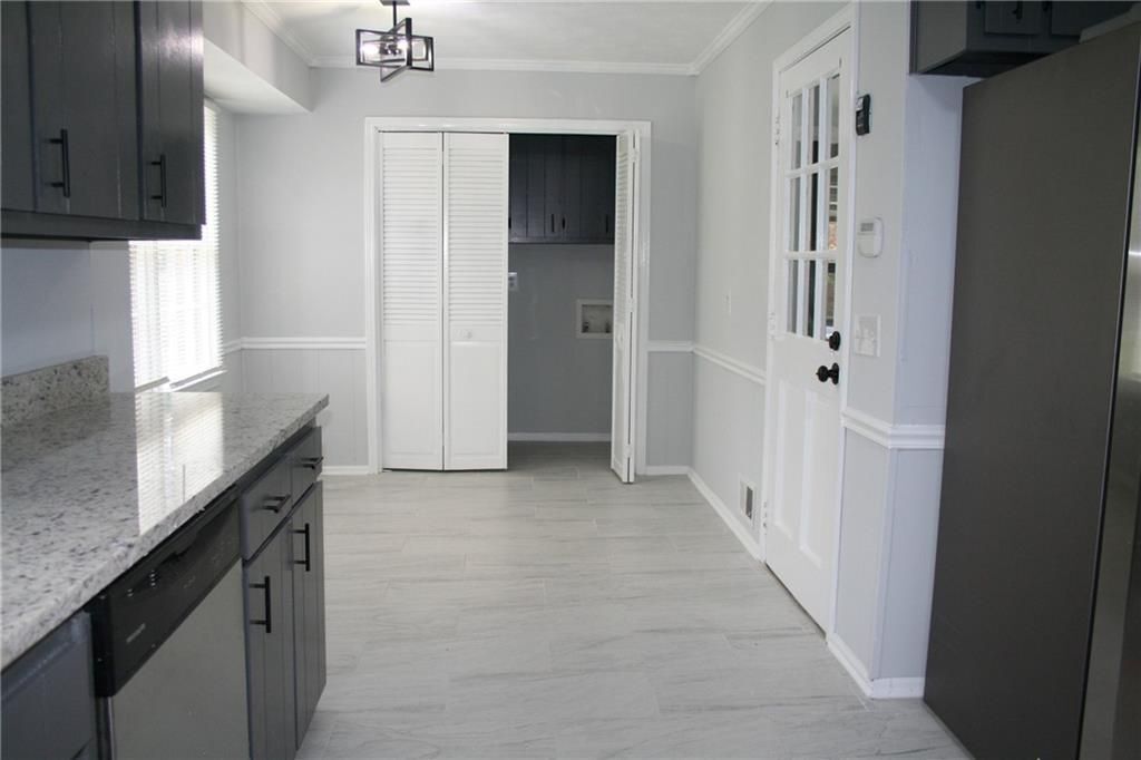 Building Photo - 2075 Pinewood Dr