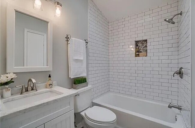 Building Photo - Cozy West Lake Hills Home