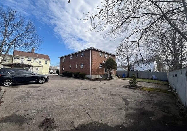 Building Photo - 100 Central St