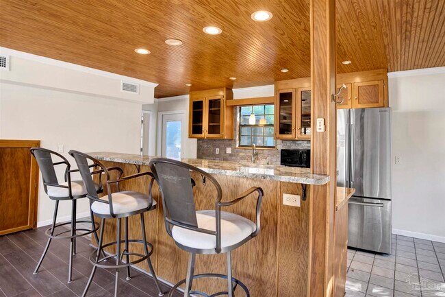 Building Photo - 525 Lakewood Rd