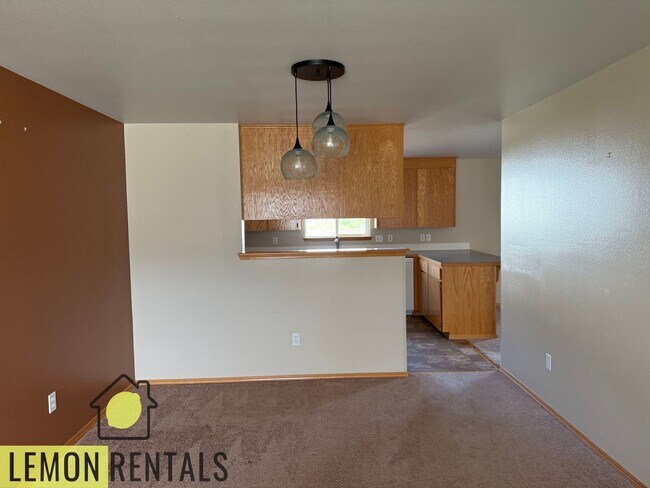 Building Photo - Three bedroom 2 bath house for rent